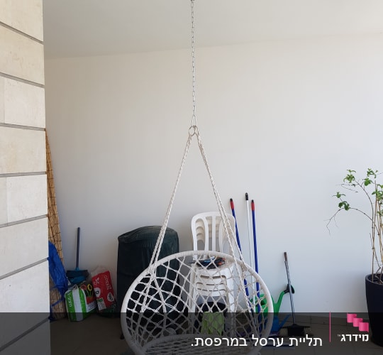 כיסא תלוי מהתקרה עם שרשרת מתכת